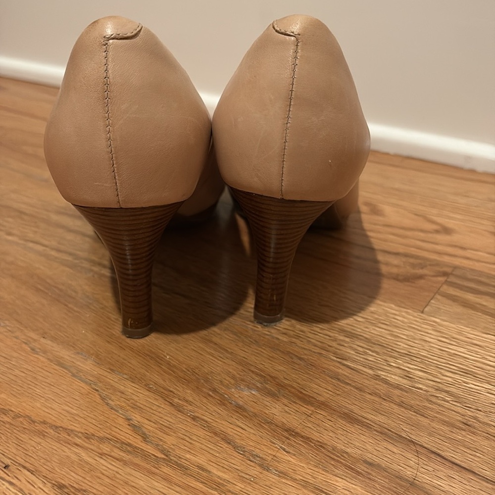 Clark’s tan heels - Picture 3 of 5